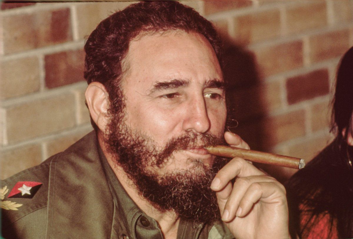 Фидель Кастро курит